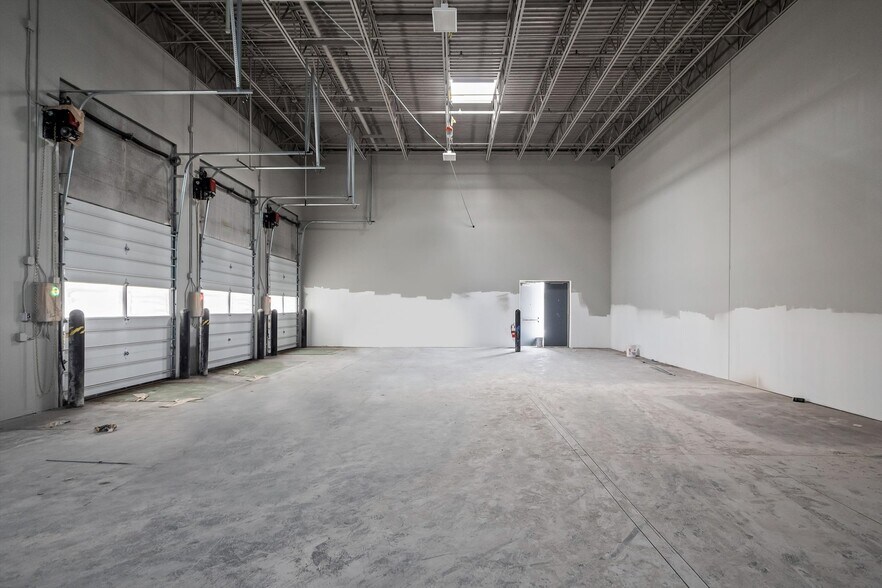 More Photos Of 662-868 E Big Beaver Rd, Troy Storefront For Lease