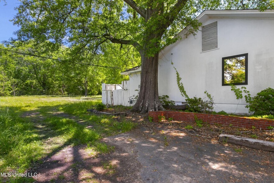More Photos Of 916 Foley St, Jackson Industrial For Sale