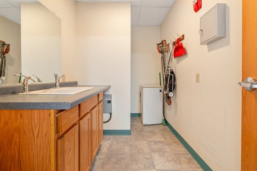 More Photos Of 939-941 Salem St, Groveland Storefront Retail Office For Sale