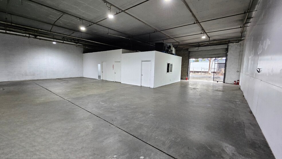 More Photos Of 1100 E 16th St, Los Angeles Warehouse For Lease