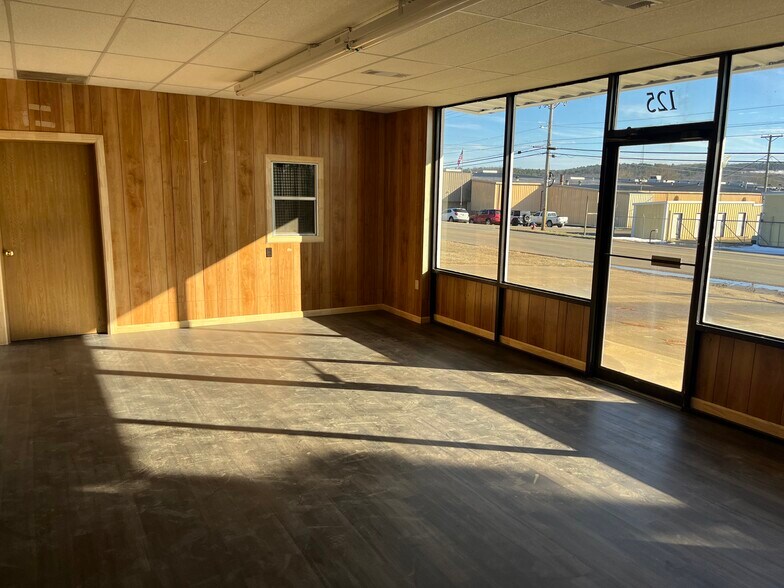 More Photos Of 125 Porter Industrial Rd, Clarksville Warehouse For Lease