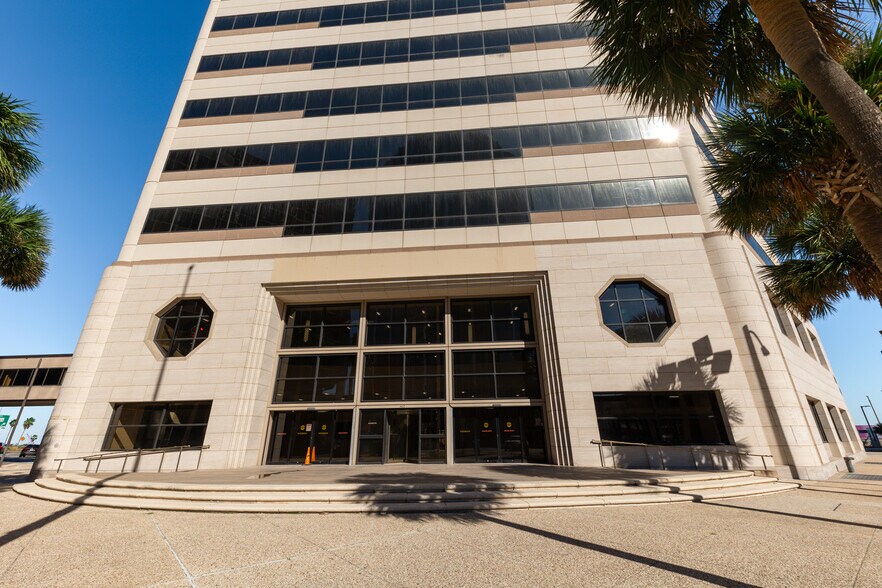 More Photos Of 802 N Carancahua St, Corpus Christi Office For Lease