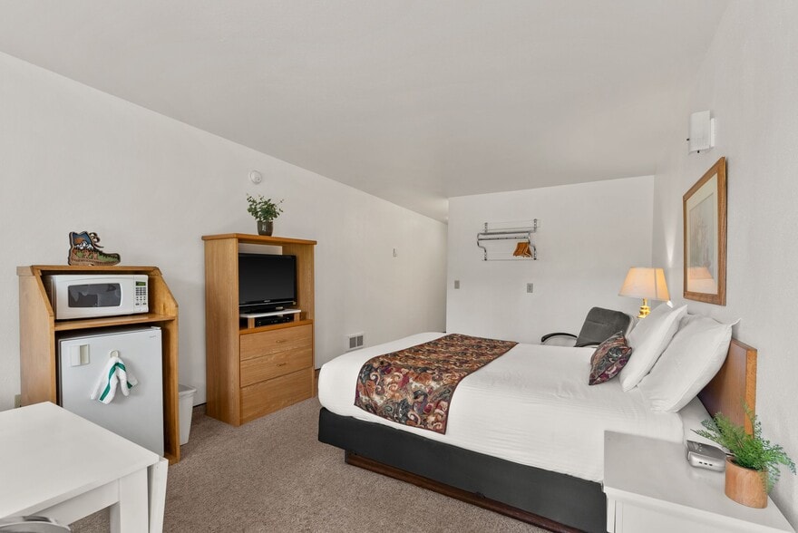 More Photos Of 8612 Washington 31 Hwy, Metaline Hotel For Sale