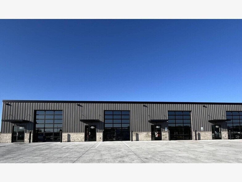 More Photos Of 23801 Southwest St, Waterloo Flex For Sale