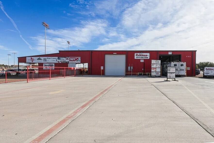 More Photos Of 300 S Cockrell St, Alpine Convenience Store For Sale