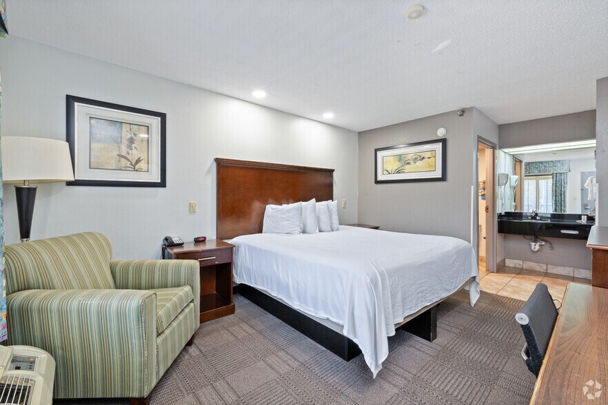 More Photos Of 480 E Miracle Strip Pky, Mary Esther Hotel For Sale