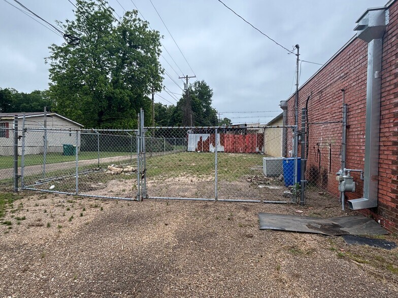 More Photos Of 2324 Texas Blvd, Texarkana General Retail For Sale