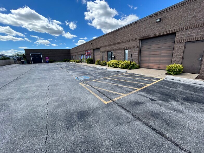 More Photos Of 1340 Enterprise Dr, Romeoville Light Distribution For Sale