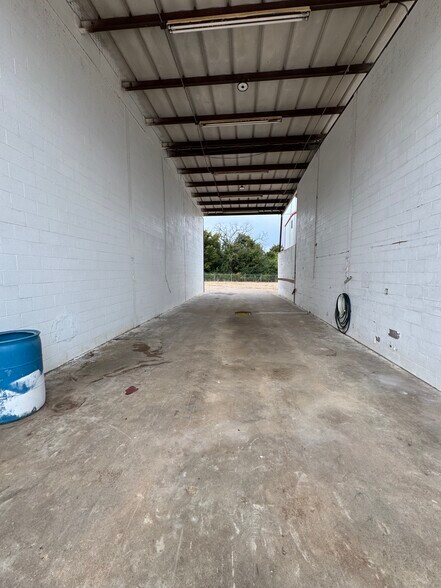 More Photos Of 9182 S US Highway 79, Palestine Service For Lease
