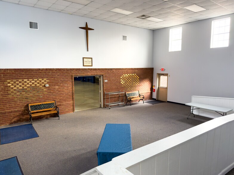 More Photos Of 634 Main St, Forest Park Flex For Sale