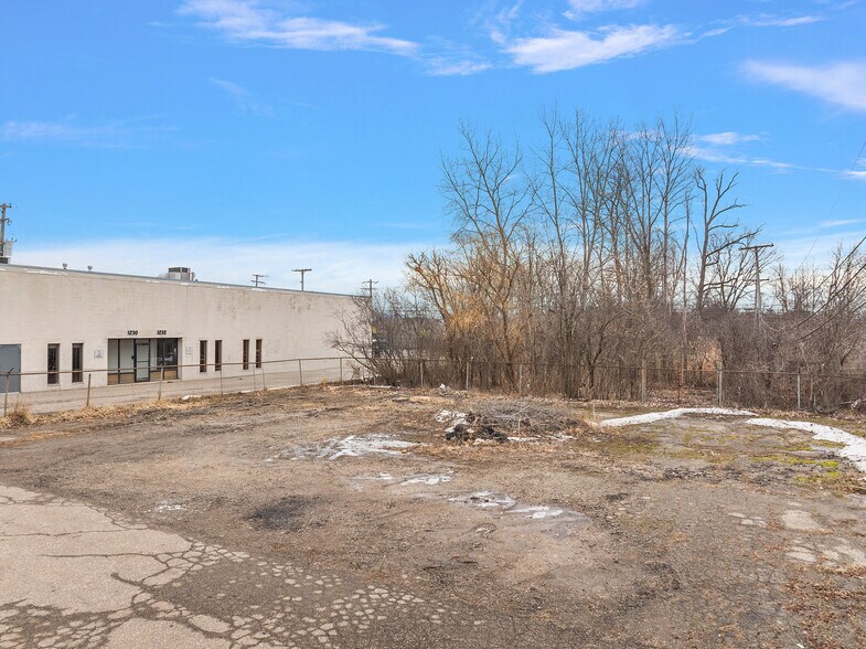 More Photos Of 1216-1218 Combermere Dr, Troy Warehouse For Lease