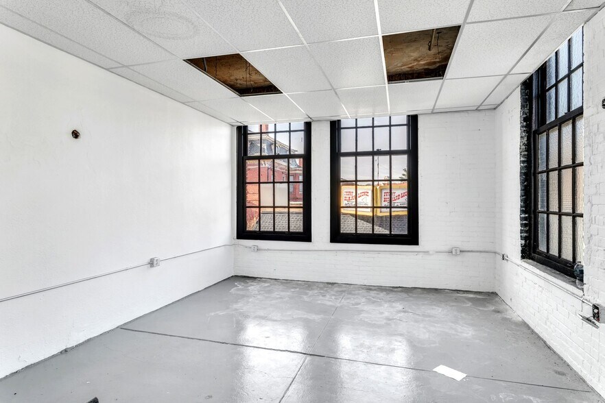 More Photos Of 158 Chestnut St, Holyoke Service Station For Lease