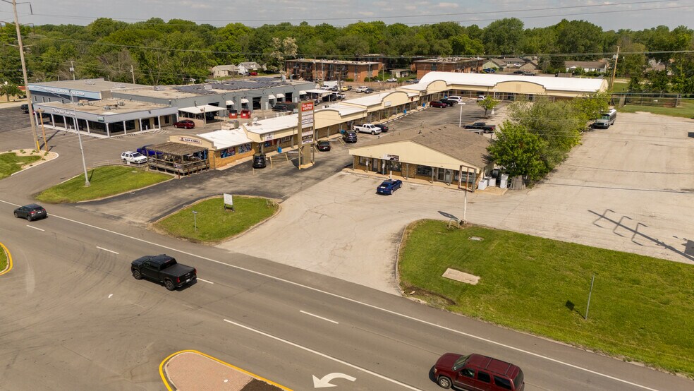 More Photos Of 1305-1331 W 40 Hwy, Blue Springs Unknown For Lease