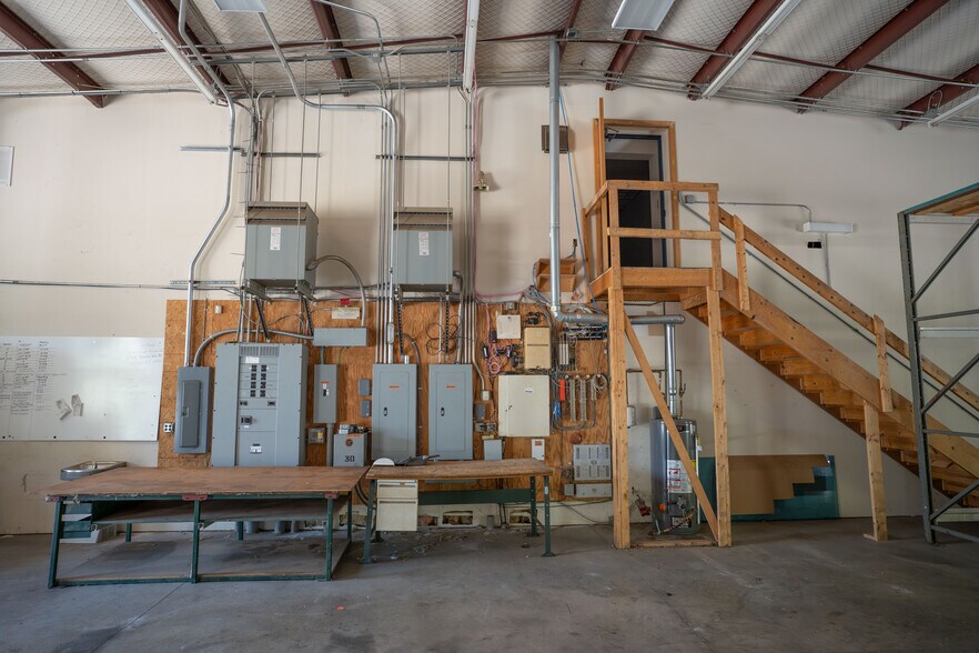 More Photos Of 11075 Parker Dr, Irwin Warehouse For Sale