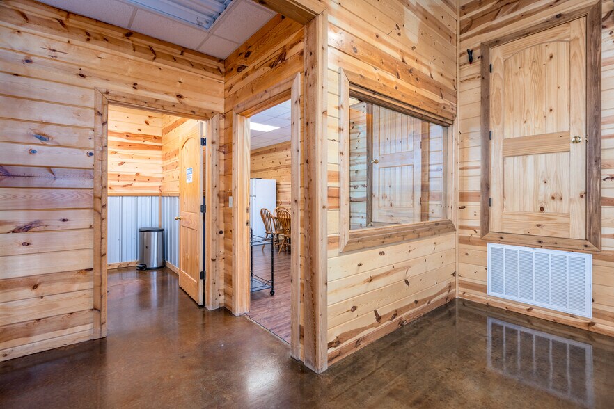 More Photos Of 1910 E Jackson St, Hugo Freestanding For Sale