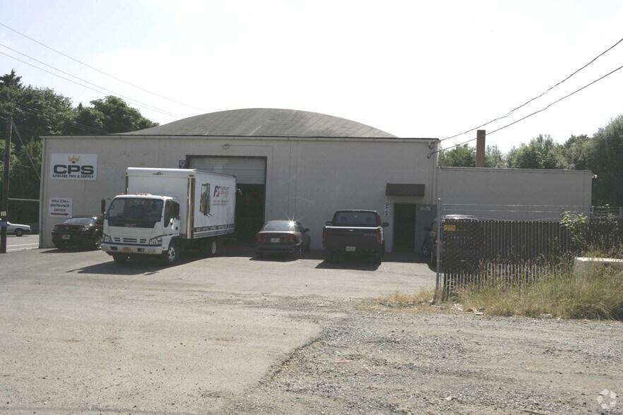 More Photos Of 9468 N Macrum Ave, Portland Warehouse For Lease