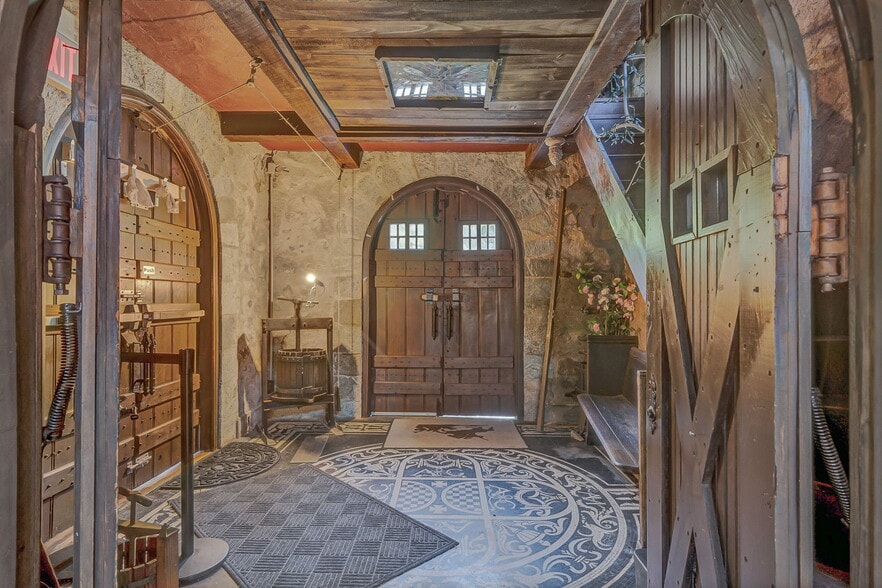 More Photos Of 1715 E Main St, Mohegan Lake Restaurant For Sale