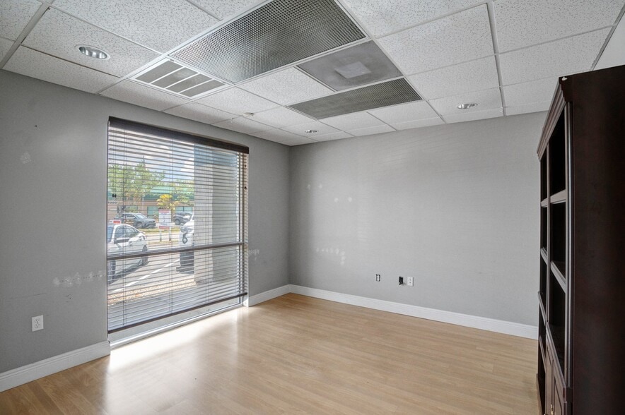 More Photos Of 1882 Porter Lake Dr, Sarasota Light Manufacturing For Sale