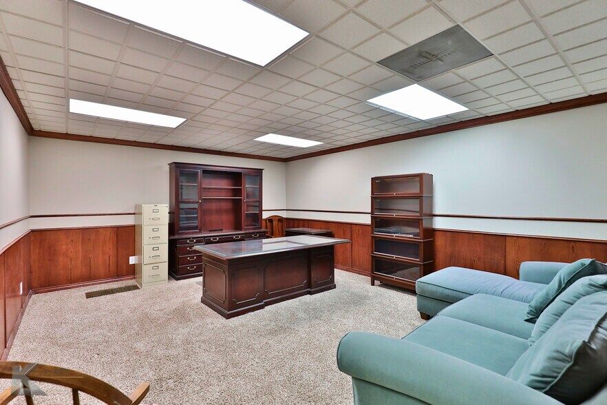 More Photos Of 318 Cedar St, Abilene Storefront Retail Office For Sale