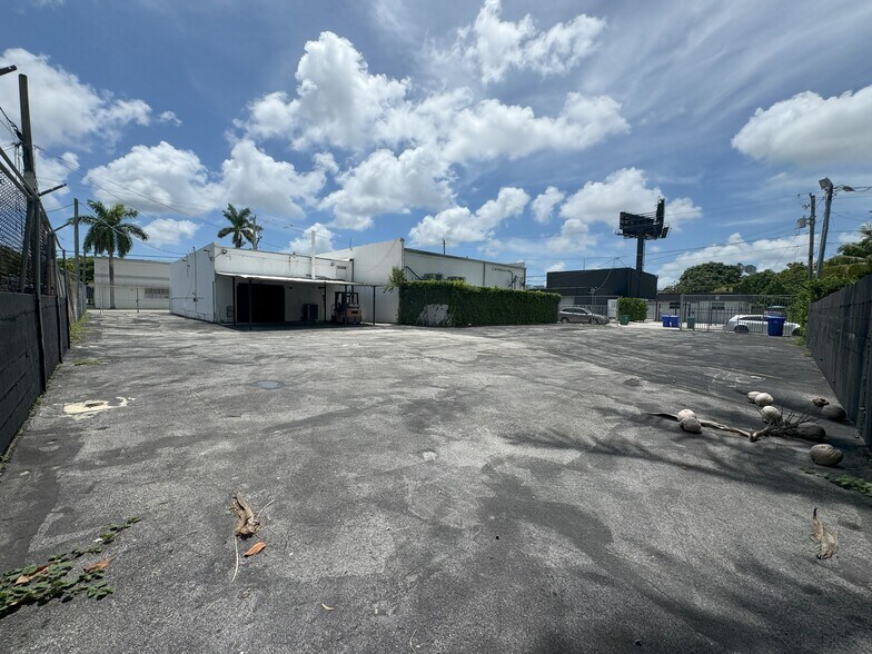 More Photos Of 3910 NW 2nd Ave, Miami Showroom For Sale