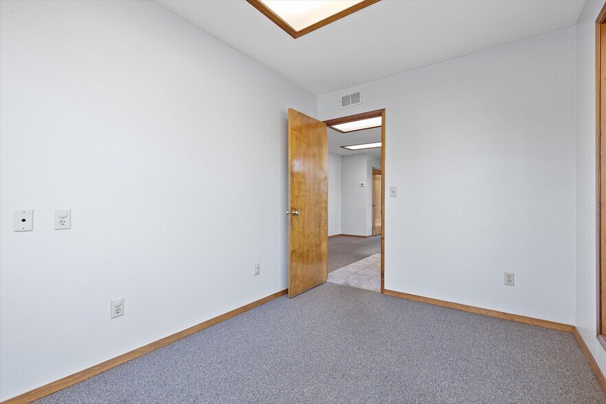 More Photos Of 1140 Ne Highway 101, Lincoln City Office For Sale