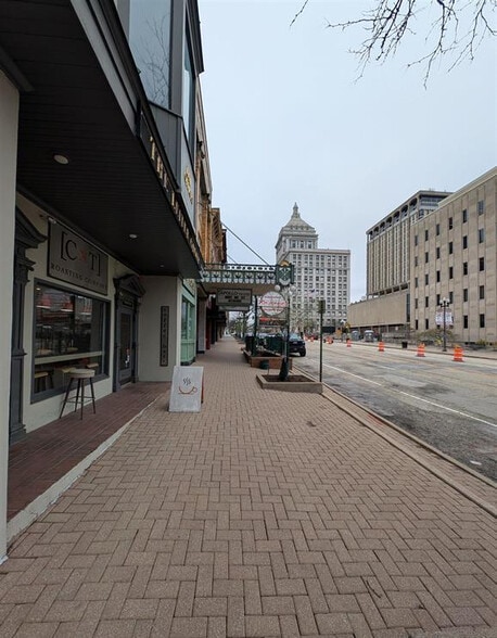 More Photos Of 309 Main St, Peoria Storefront Retail Residential For Sale