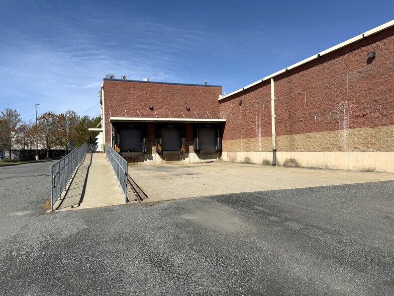 More Photos Of 50 Cambridge St, Worcester Supermarket For Lease