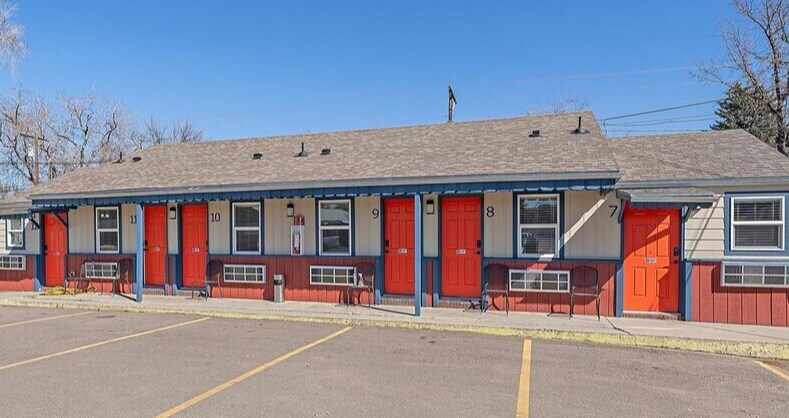 Primary Photo Of 1524 Main St, Longmont Hotel For Sale