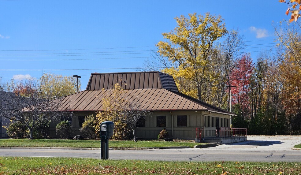More Photos Of 3199 Bay Rd, Saginaw Restaurant For Lease