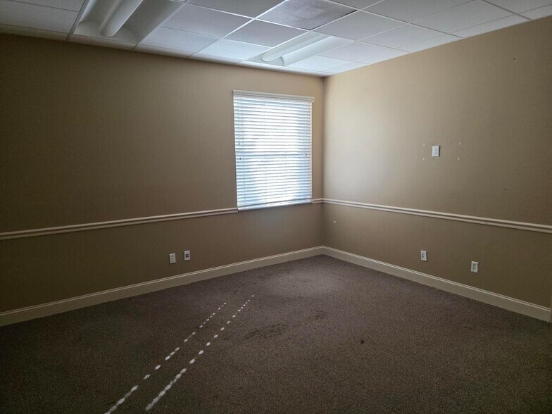 More Photos Of 2505-2511 Seven Springs Blvd, New Port Richey Office For Sale