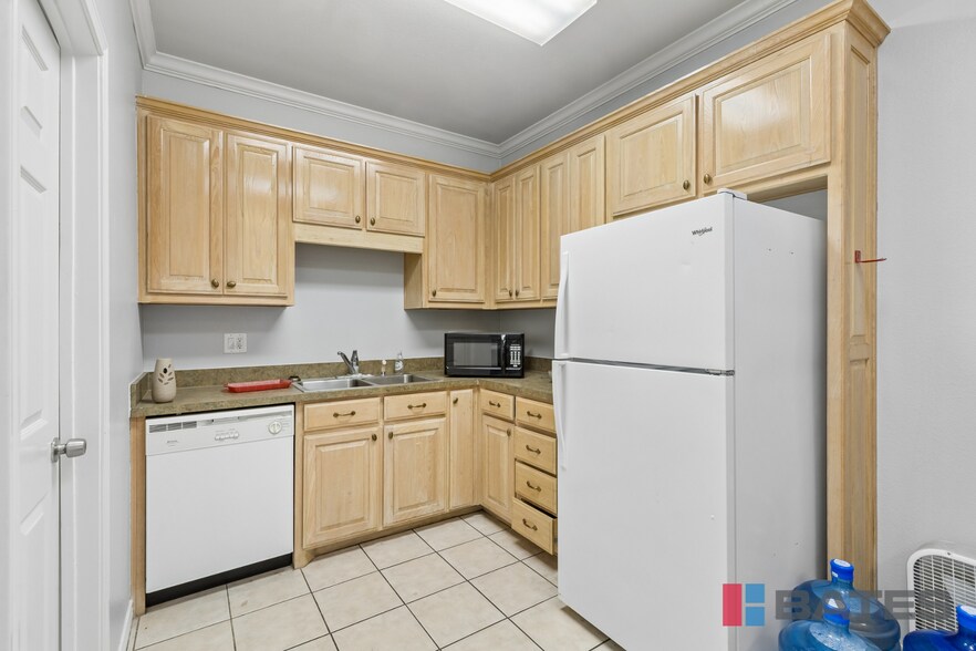 More Photos Of 423 Gautney St, Garland Showroom For Sale
