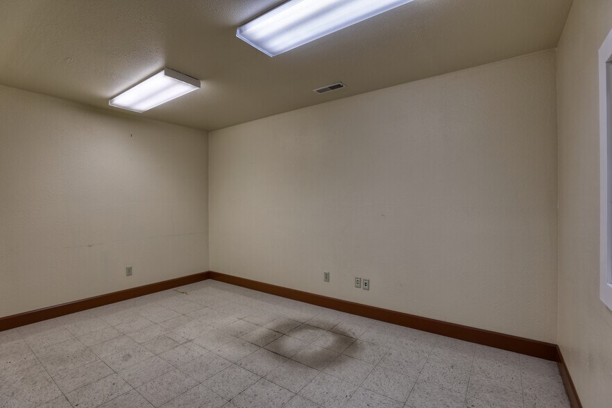 More Photos Of 1457 Coffeen, Sheridan Warehouse For Sale