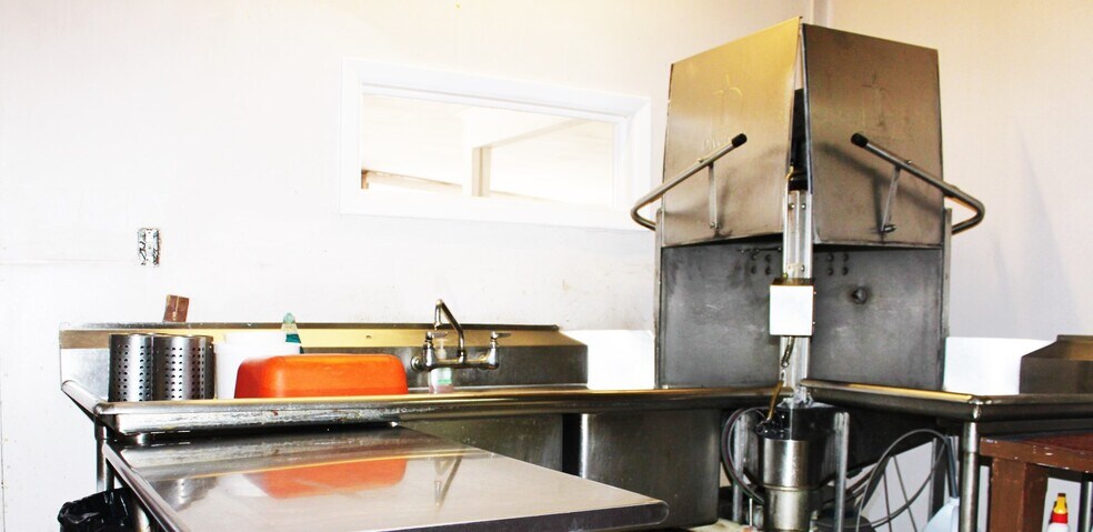 More Photos Of 105 N Main St, Halfway Restaurant For Sale