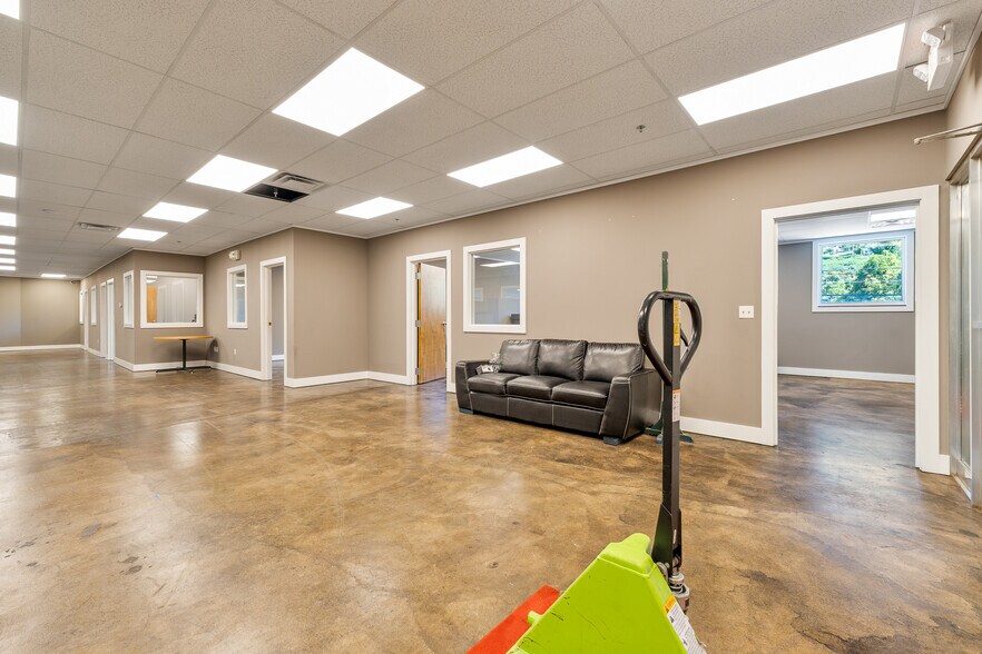 More Photos Of 1545 Hansford St, Charleston Light Distribution For Sale