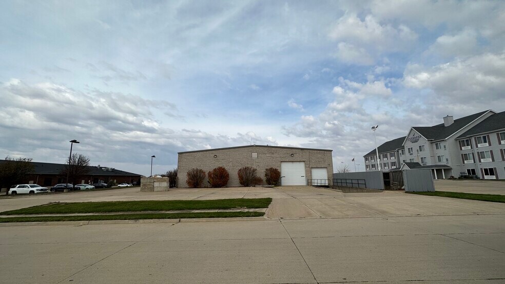 More Photos Of 2401 1/2 Empire, Bloomington General Retail For Sale