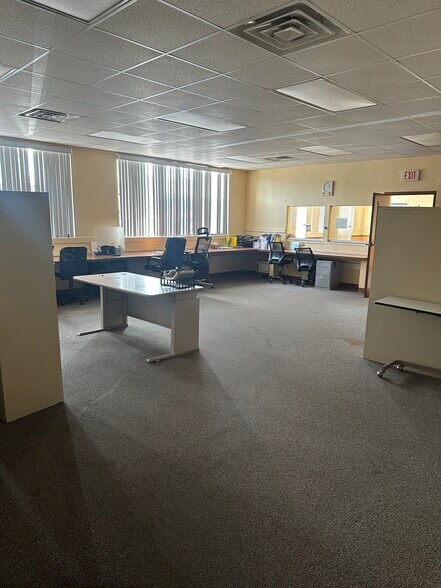 More Photos Of 5 Lyn Mar Plz, Lyndora Office For Sale