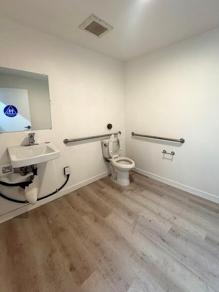 More Photos Of 1016 S Santee St, Los Angeles Storefront For Lease