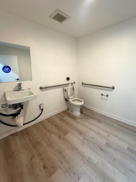 More Photos Of 1016 S Santee St, Los Angeles Storefront For Sale