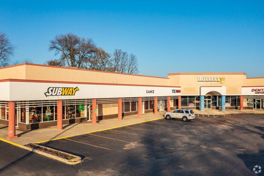 Primary Photo Of 800-830 E Nerge Rd, Roselle General Retail For Lease