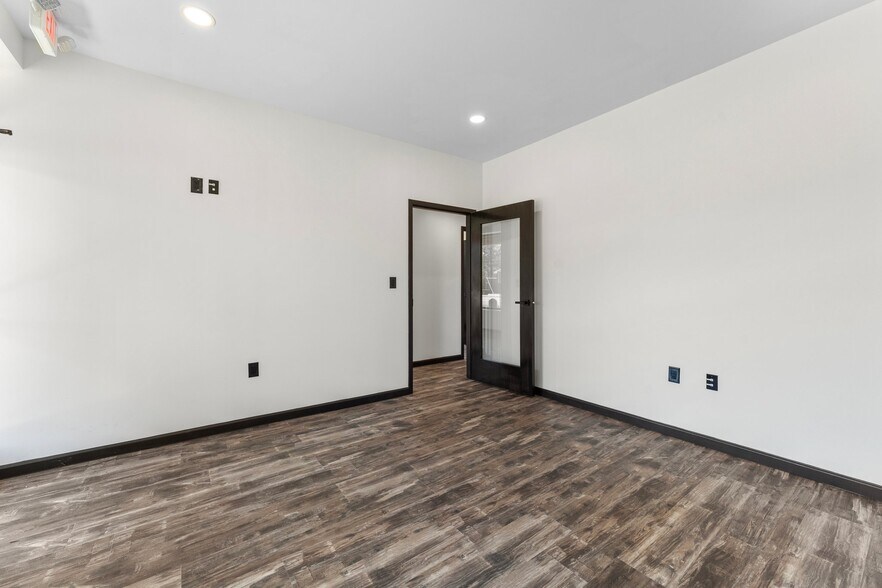 More Photos Of 2988 George Washington Memorial Hwy, Hayes Office For Sale