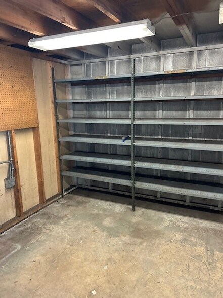 More Photos Of 411 Pleasant Ave, Hamburg Warehouse For Lease