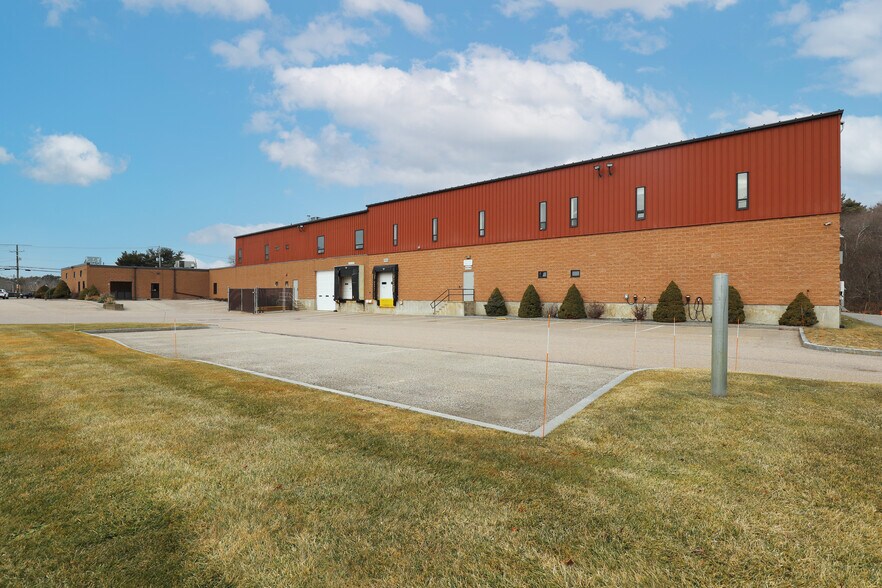 More Photos Of 1034 Pearl St, Brockton Warehouse For Lease