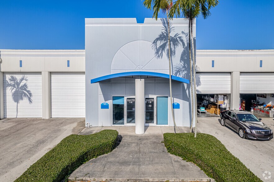 More Photos Of 6855 Lyons Technology Cir, Coconut Creek Warehouse For Lease