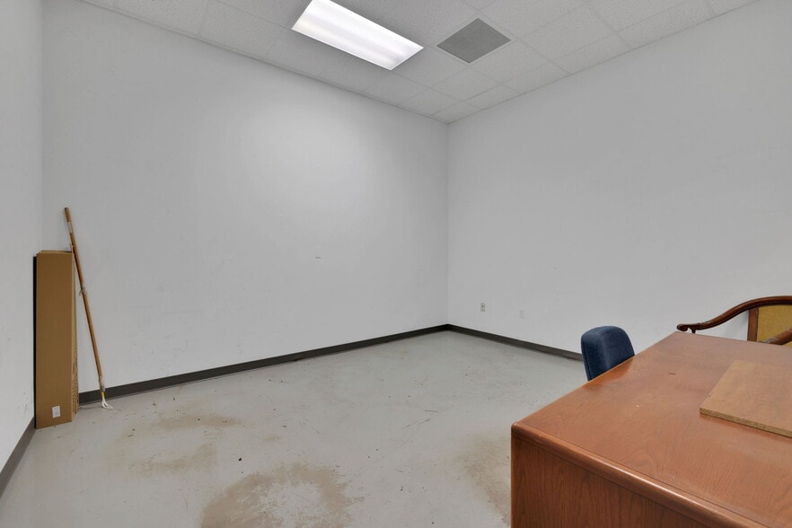 More Photos Of 201 Pickettville Rd, Jacksonville Warehouse For Lease