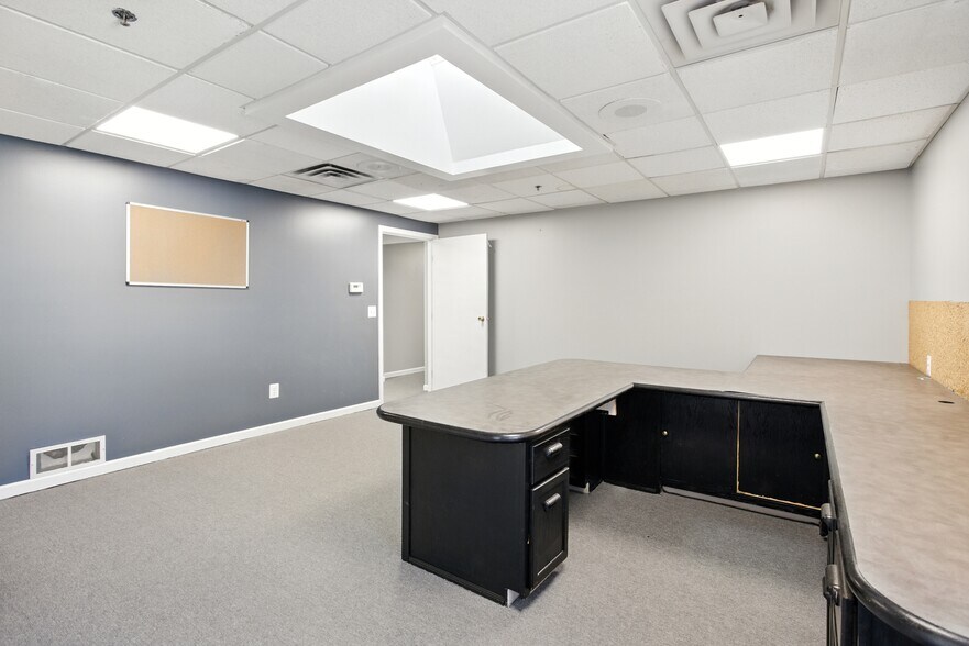 More Photos Of 4800 Joslyn Rd, Lake Orion Light Manufacturing For Sale