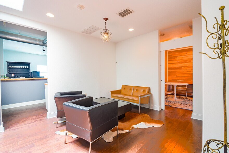 More Photos Of 2531 Central Ave, Saint Petersburg Coworking Space