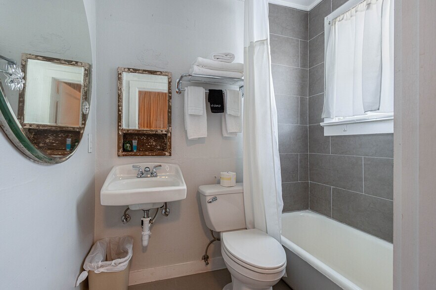 More Photos Of 115 E Commerce St, Mineola Hotel For Sale