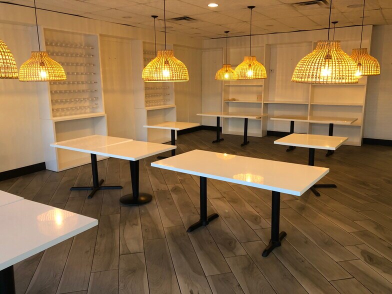 More Photos Of 2210-2220 NE 123rd St, Miami Restaurant For Lease