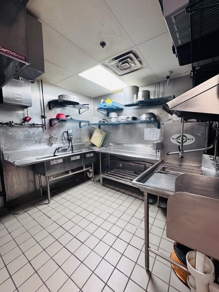 More Photos Of 675 Pulaski St, Athens Storefront Retail Office For Lease