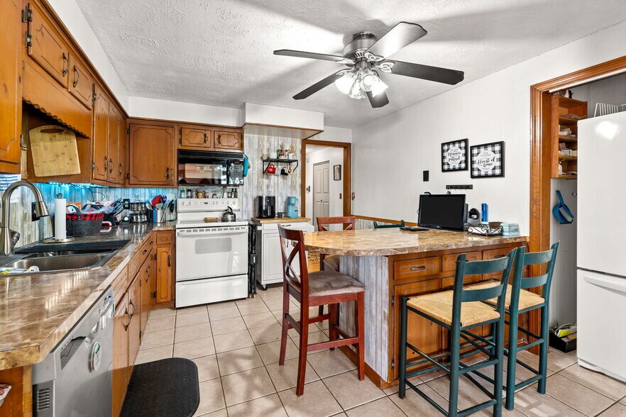 More Photos Of 25 Beacon St, Amesbury Showroom For Sale
